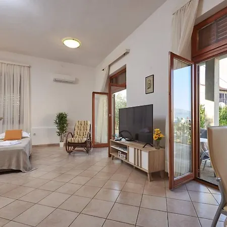 In Slatine With Terrace, Air Conditioning, Wi-fi Apartment