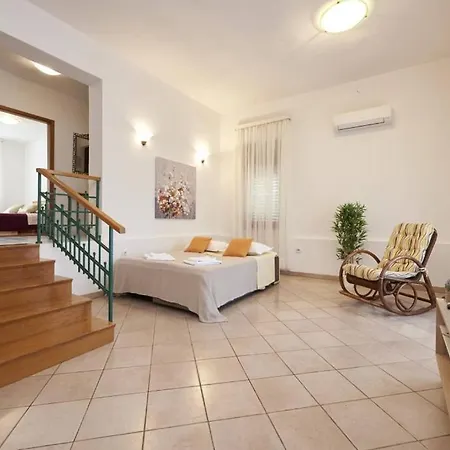 Apartment In Slatine With Terrace, Air Conditioning, Wi-fi *