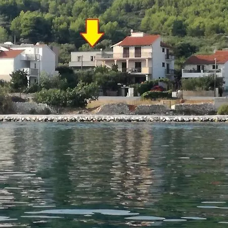 Apartment In Slatine With Terrace, Air Conditioning, Wi-fi